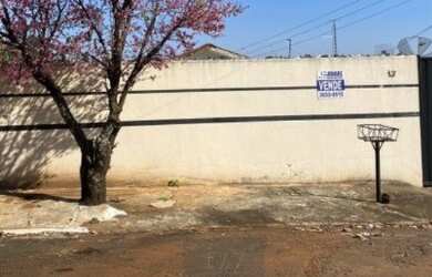 Imagem: A casa possui 3 Dormitórios, 2 Banheiros, 2 Vagas na garagem