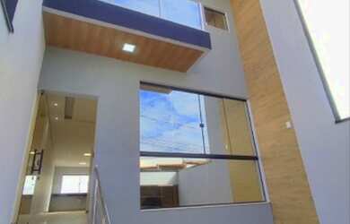 Imagem: A casa possui 3 Dormitórios, 3 Banheiros e 3 Vagas na garagem