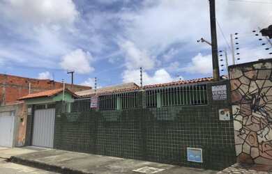 Imagem: A casa possui 3 Dormitórios, 2 Banheiros, 4 Vagas na garagem