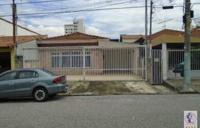 Imagem: A casa possui 3 Dormitórios, 2 Banheiros, 3 Vagas na garagem