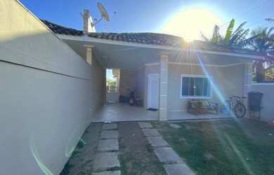 Imagem: A casa possui 3 Dormitórios, 1 Banheiro, 2 Vagas na garagem