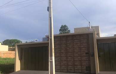 Imagem: A casa possui 3 Dormitórios e 2 Banheiros e está localizado