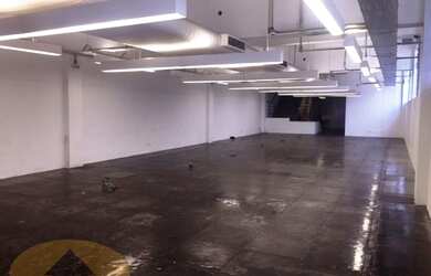 Imagem: O depósito possui 5 Vagas na garagem, 250m² de Área e está