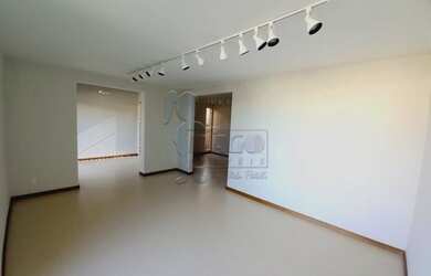 Imagem: O depósito possui 2 Vagas na garagem, 208m² de Área e está