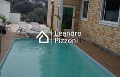 Imagem: A casa possui 3 Dormitórios, 4 Banheiros, 5 Vagas na garagem