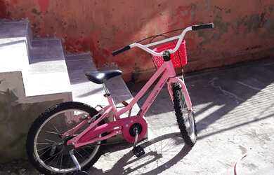 Imagem: A casa possui 3 Dormitórios, 2 Banheiros, 1 Vaga na garagem