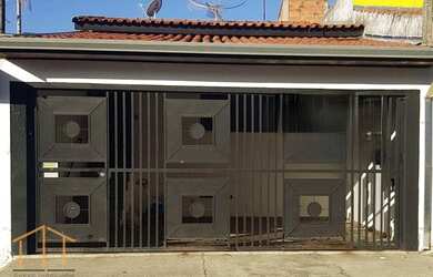 Imagem: A casa possui 3 Dormitórios, 2 Banheiros, 2 Vagas na garagem