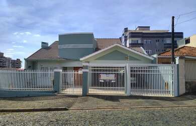 Imagem: A casa possui 4 Dormitórios, 3 Banheiros, 4 Vagas na garagem