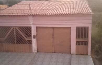 Imagem: A casa possui 2 Banheiros e está localizado em São José