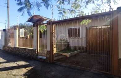 Imagem: A casa possui 2 Dormitórios, 2 Banheiros, 3 Vagas na garagem