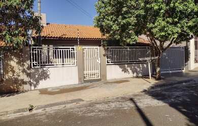 Imagem: A casa possui 2 Dormitórios, 2 Banheiros, 2 Vagas na garagem