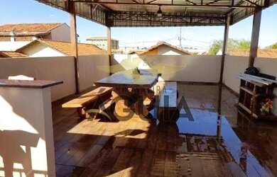 Imagem: A casa possui 3 Dormitórios, 1 Banheiro, 2 Vagas na garagem