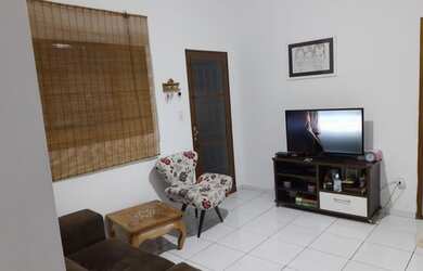 Imagem: A casa possui 2 Dormitórios, 1 Banheiro, 2 Vagas na garagem