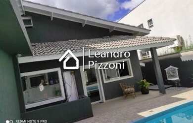 Imagem: A casa possui 5 Dormitórios, 4 Banheiros, 4 Vagas na garagem