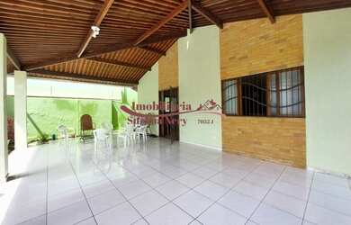 Imagem: A casa possui 3 Dormitórios, 3 Banheiros, 4 Vagas na garagem