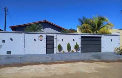 Imagem: A casa possui 3 Dormitórios, 3 Banheiros, 4 Vagas na garagem