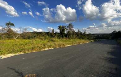 Imagem: O terreno possui 560m² de Área e está localizado em Parque
