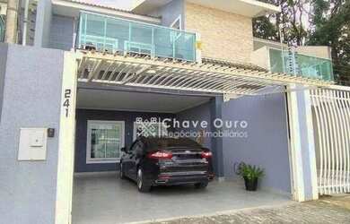 Imagem: A casa possui 3 Dormitórios, 2 Banheiros, 2 Vagas na garagem