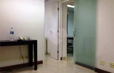 Imagem: O depósito possui 1 Vaga na garagem e 33m² de Área e está