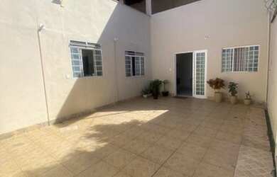 Imagem: A casa possui 3 Dormitórios, 3 Banheiros, 3 Vagas na garagem