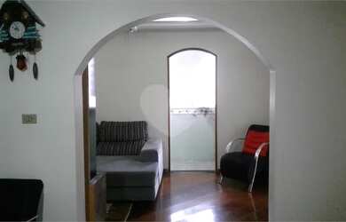 Imagem: A casa possui 3 Dormitórios, 3 Banheiros, 2 Vagas na garagem