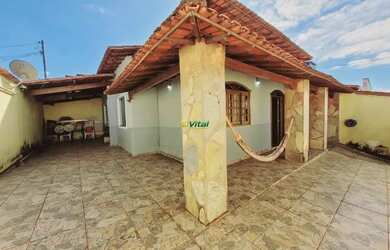 Imagem: A casa possui 3 Dormitórios, 2 Banheiros, 4 Vagas na garagem