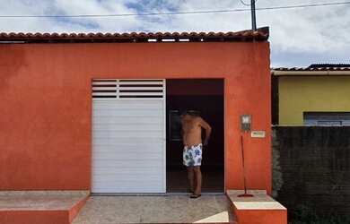 Imagem: A casa possui 2 Dormitórios, 2 Banheiros, 2 Vagas na garagem