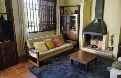 Imagem: A casa possui 4 Dormitórios, 3 Banheiros, 2 Vagas na garagem