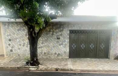 Imagem: A casa possui 3 Dormitórios, 2 Banheiros, 1 Vaga na garagem