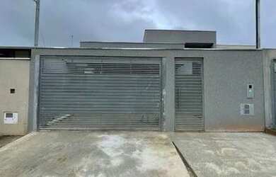 Imagem: A casa possui 3 Dormitórios, 2 Banheiros, 1 Vaga na garagem