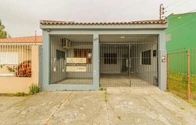 Imagem: A casa possui 3 Dormitórios, 3 Banheiros, 1 Vaga na garagem