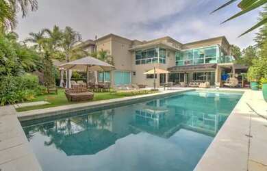 Imagem: A casa em condomínio possui 5 Dormitórios, 5 Banheiros, 4