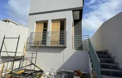 Imagem: A casa possui 3 Dormitórios, 3 Banheiros, 2 Vagas na garagem