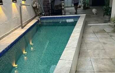 Imagem: A casa possui 4 Dormitórios, 3 Banheiros, 2 Vagas na garagem