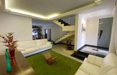 Imagem: A casa possui 5 Dormitórios, 4 Banheiros, 4 Vagas na garagem