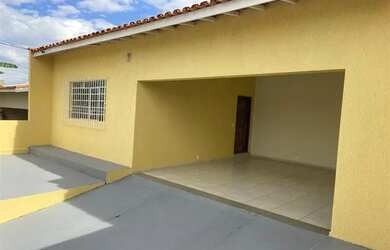 Imagem: A casa possui 3 Dormitórios, 2 Banheiros, 2 Vagas na garagem