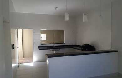 Imagem: A casa possui 3 Dormitórios, 2 Banheiros, 3 Vagas na garagem