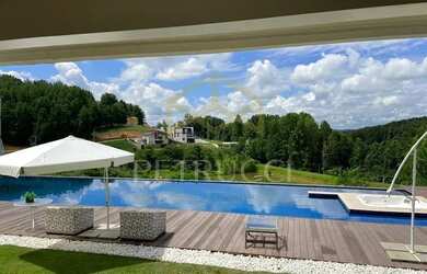 Imagem: A casa em condomínio para alugar possui 5 Dormitórios, 5 Banheiros