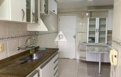 Imagem: O apartamento possui 3 Dormitórios, 2 Banheiros, 2 Vagas na