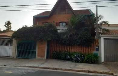 Imagem: A casa possui 3 Dormitórios, 4 Banheiros, 3 Vagas na garagem