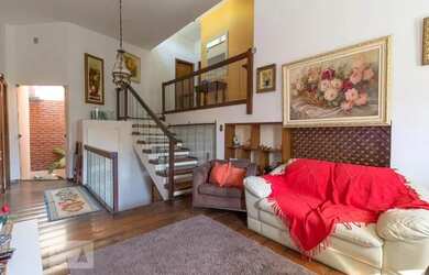 Imagem: A casa possui 3 Dormitórios, 4 Banheiros, 5 Vagas na garagem