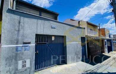 Imagem: A casa possui 4 Dormitórios, 2 Banheiros, 4 Vagas na garagem