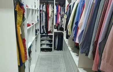 Imagem: A casa possui 3 Dormitórios, 5 Banheiros, 4 Vagas na garagem