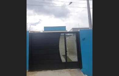 Imagem: A casa possui 3 Dormitórios, 2 Banheiros, 2 Vagas na garagem