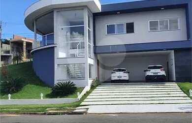 Imagem: A casa possui 3 Dormitórios, 4 Banheiros, 4 Vagas na garagem