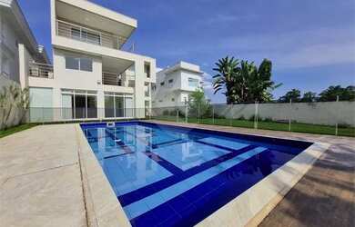 Imagem: A casa possui 4 Dormitórios, 5 Banheiros, 5 Vagas na garagem