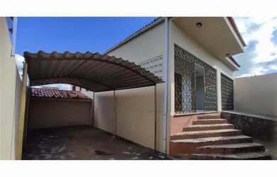 Imagem: A casa possui 3 Dormitórios, 2 Banheiros, 3 Vagas na garagem