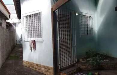 Imagem: A casa possui 1 Dormitório, 1 Banheiro, 1 Vaga na garagem