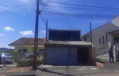 Imagem: A casa possui 2 Dormitórios, 2 Banheiros, 2 Vagas na garagem