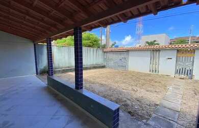 Imagem: A casa possui 3 Dormitórios, 2 Banheiros, 3 Vagas na garagem